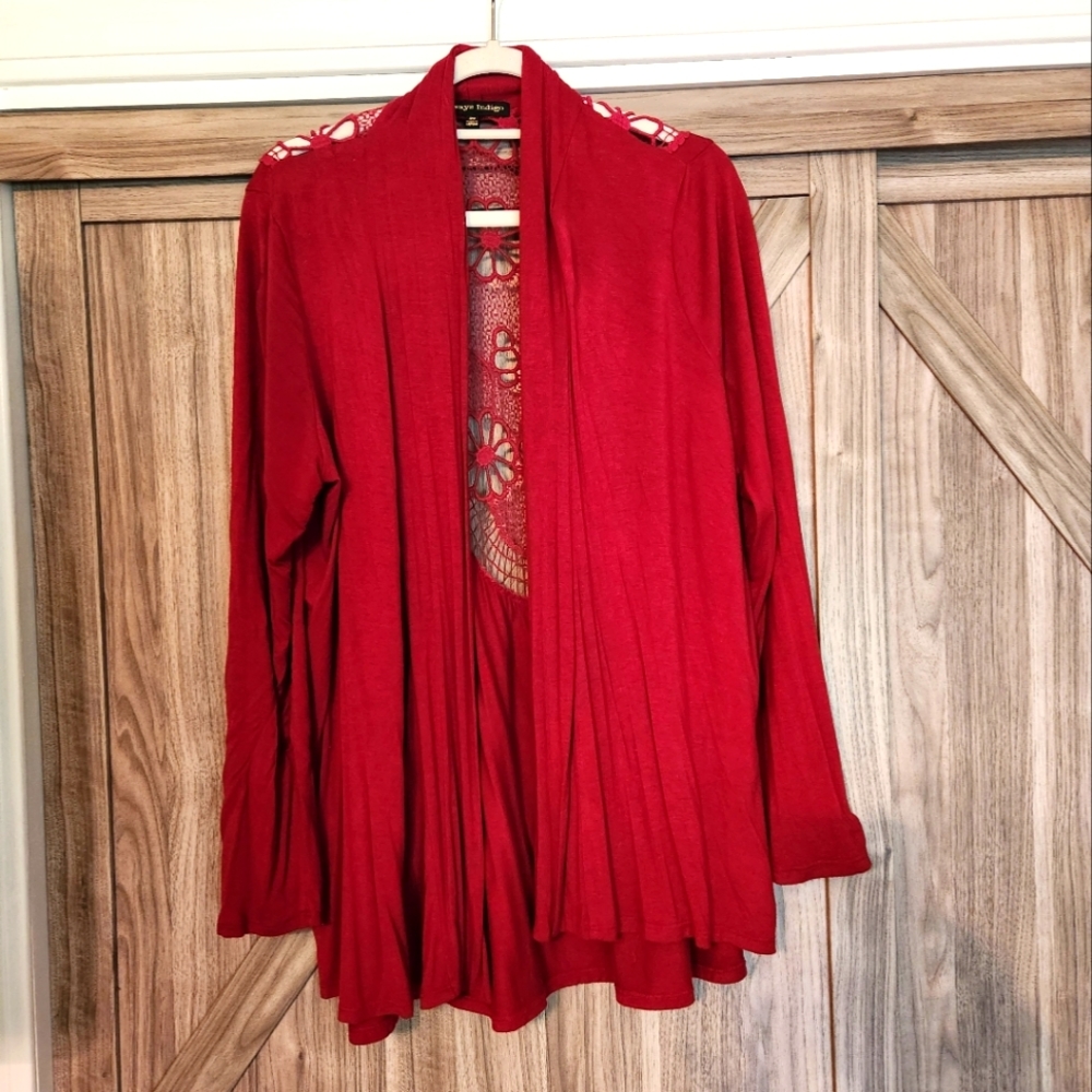 Size 2x Light-weight cardigan with pretty cut-out detailing on back.